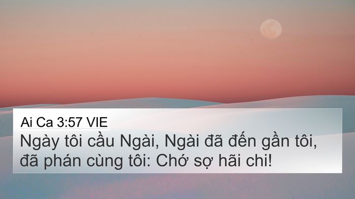 Ai Ca 3:57 VIE 4K Wallpaper - Ngày tôi cầu Ngài, Ngài đã đến gần - 4K Wallpaper Bible Verse