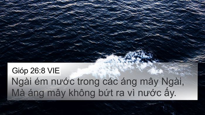 Gióp 26:8 VIE 4K Wallpaper - Ngài ém nước trong các áng mây Ngài, Mà - 4K Wallpaper Bible Verse