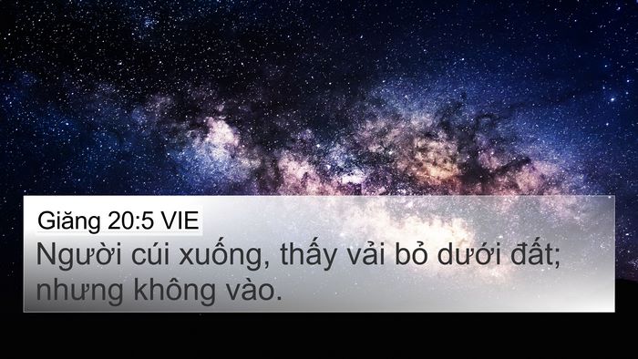 Giăng 20:5 VIE 4K Wallpaper - Người cúi xuống, thấy vải bỏ dưới - 4K Wallpaper Bible Verse