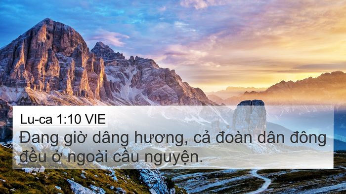Lu-ca 1:10 VIE 4K Wallpaper - Đang giờ dâng hương, cả đoàn dân - 4K Wallpaper Bible Verse