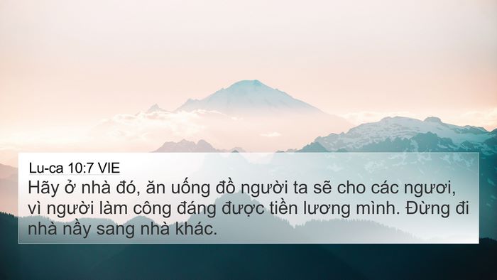 Lu-ca 10:7 VIE 4K Wallpaper - Hãy ở nhà đó, ăn uống đồ người ta - 4K Wallpaper Bible Verse