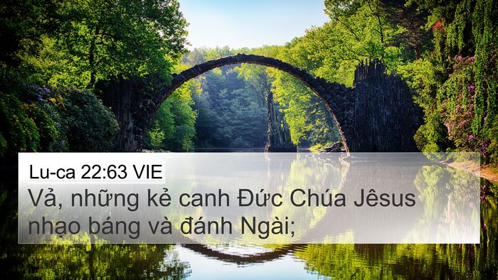 Lu-ca 22:63 VIE Bible Verse Image
