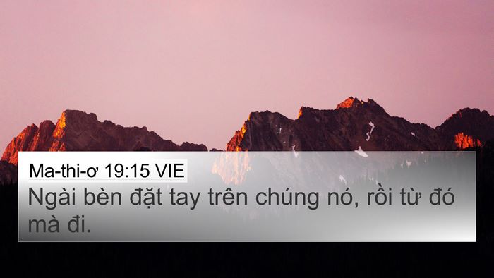 Ma-thi-ơ 19:15 VIE 4K Wallpaper - Ngài bèn đặt tay trên chúng nó, rồi - 4K Wallpaper Bible Verse