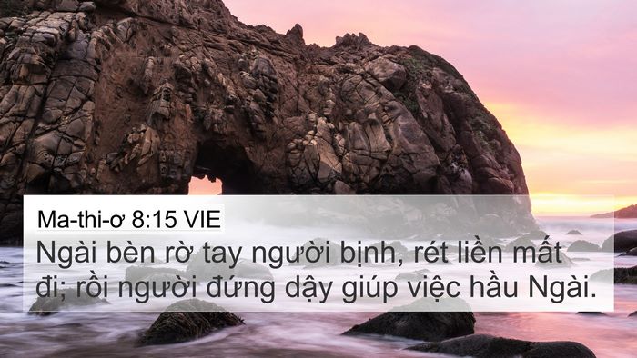 Ma-thi-ơ 8:15 VIE 4K Wallpaper - Ngài bèn rờ tay người bịnh, rét liền - 4K Wallpaper Bible Verse