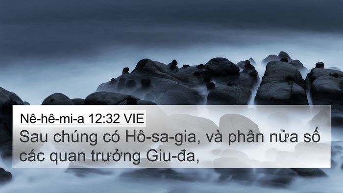 Nê-hê-mi-a 12:32 VIE 4K Wallpaper - Sau chúng có Hô-sa-gia, và phân nửa số - 4K Wallpaper Bible Verse