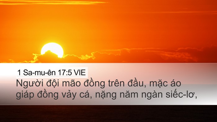 1 Sa-mu-ên 17:5 VIE Desktop Wallpaper - Người đội mão đồng trên đầu, mặc - Desktop Bible Verse Wallpaper
