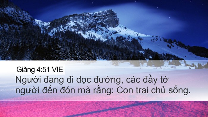 Giăng 4:51 VIE Desktop Wallpaper - Người đang đi dọc đường, các đầy - Desktop Bible Verse Wallpaper