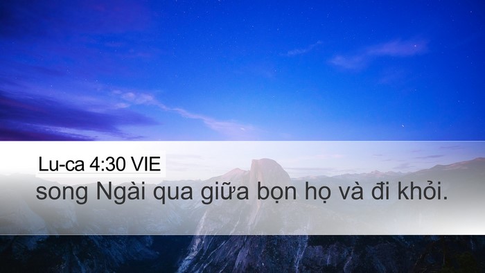 Lu-ca 4:30 VIE Desktop Wallpaper - song Ngài qua giữa bọn họ và đi - Desktop Bible Verse Wallpaper