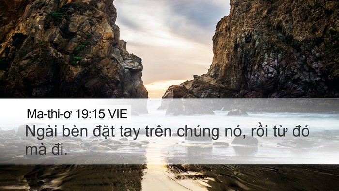 Ma-thi-ơ 19:15 VIE Desktop Wallpaper - Ngài bèn đặt tay trên chúng nó, rồi - Desktop Bible Verse Wallpaper