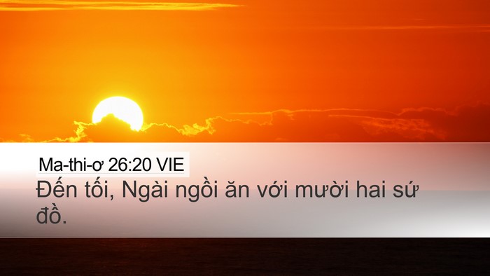 Ma-thi-ơ 26:20 VIE Desktop Wallpaper - Đến tối, Ngài ngồi ăn với mười hai - Desktop Bible Verse Wallpaper