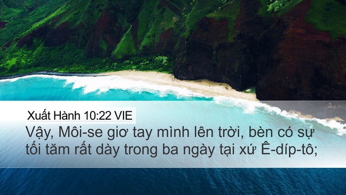 Xuất Hành 10:22 VIE Desktop Wallpaper - Vậy, Môi-se giơ tay mình lên trời, bèn - Desktop Bible Verse Wallpaper
