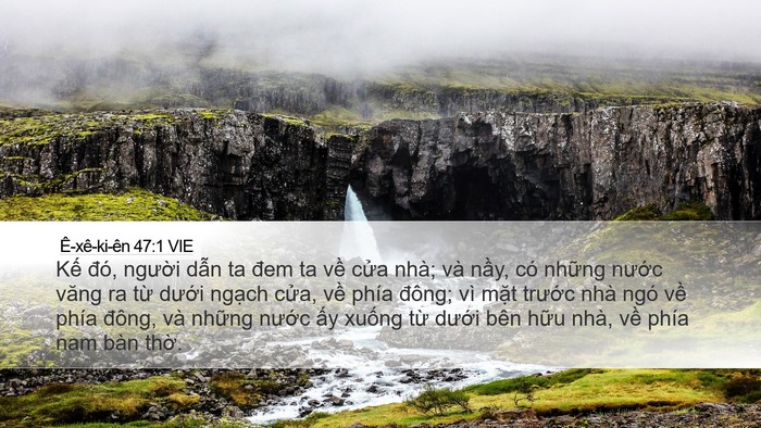 Ê-xê-ki-ên 47:1 VIE Desktop Wallpaper - Kế đó, người dẫn ta đem ta về cửa - Desktop Bible Verse Wallpaper