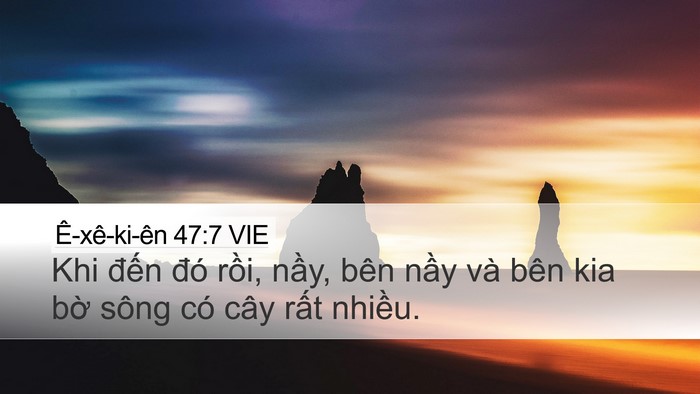 Ê-xê-ki-ên 47:7 VIE Bible Verse Image
