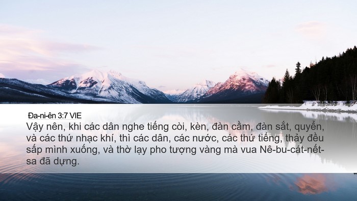 Ða-ni-ên 3:7 VIE Desktop Wallpaper - Vậy nên, khi các dân nghe tiếng còi, - Desktop Bible Verse Wallpaper