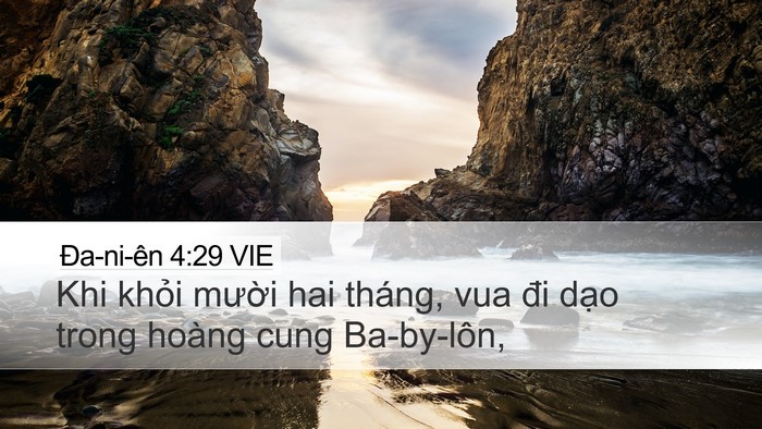 Ða-ni-ên 4:29 VIE Desktop Wallpaper - Khi khỏi mười hai tháng, vua đi dạo - Desktop Bible Verse Wallpaper