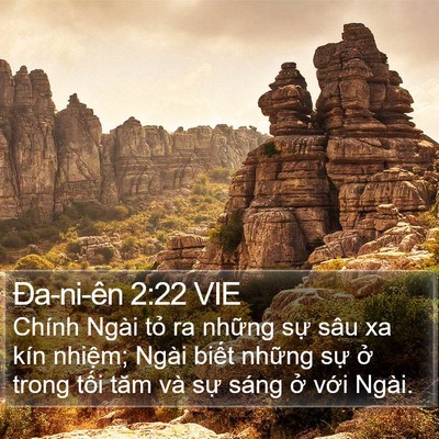 Ða-ni-ên 2:22 VIE Bible Verse Image