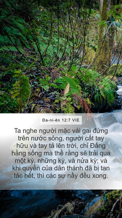 Ða-ni-ên 12:7 VIE Bible Verse Image